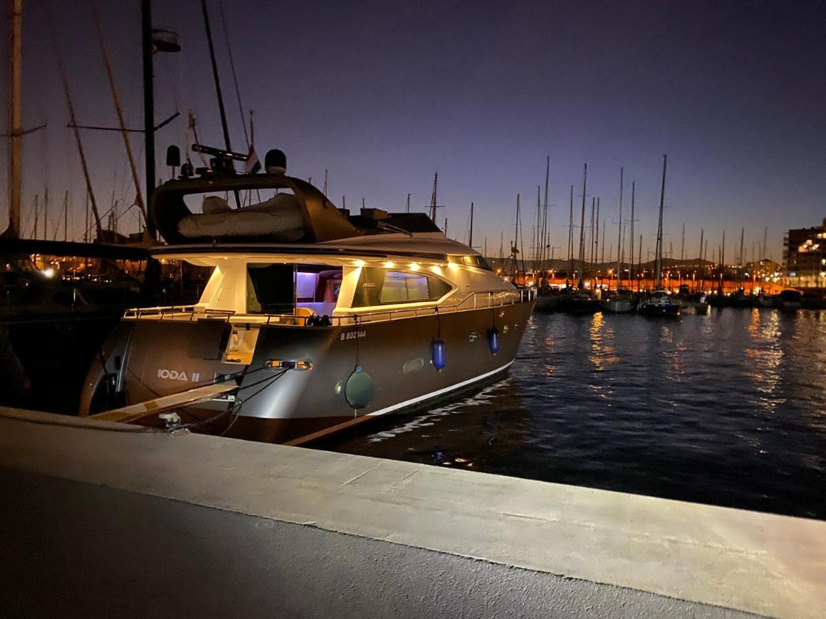 Готель Motoryacht 21 Avec Equipage Барселона Екстер'єр фото