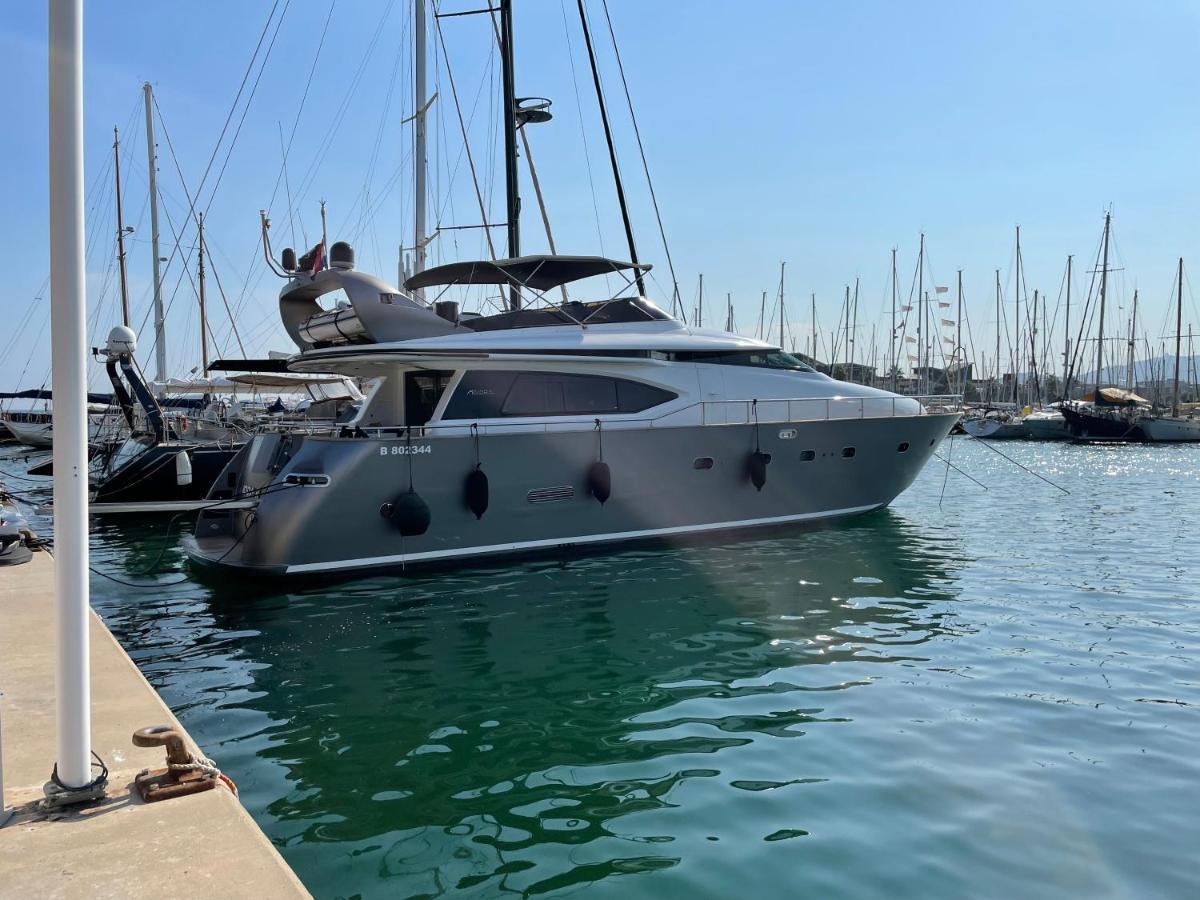 Готель Motoryacht 21 Avec Equipage Барселона Екстер'єр фото