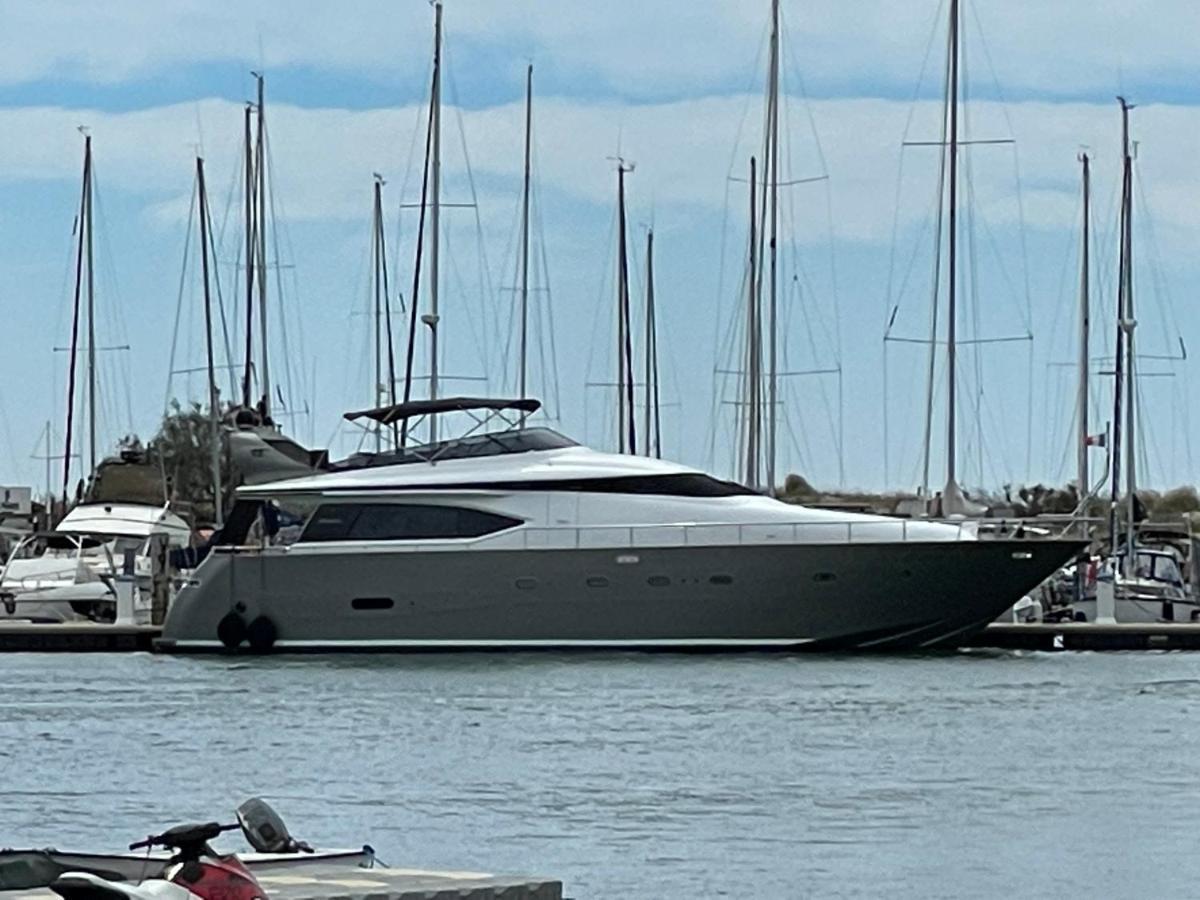 Готель Motoryacht 21 Avec Equipage Барселона Екстер'єр фото