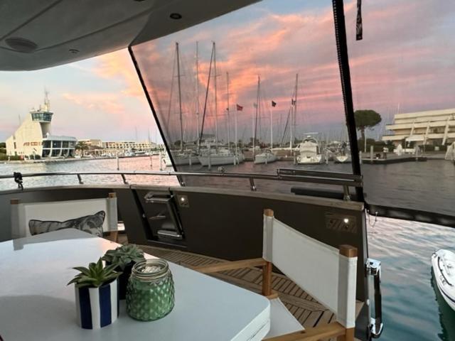 Готель Motoryacht 21 Avec Equipage Барселона Екстер'єр фото