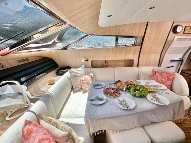 Готель Motoryacht 21 Avec Equipage Барселона Екстер'єр фото