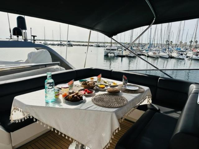 Готель Motoryacht 21 Avec Equipage Барселона Екстер'єр фото
