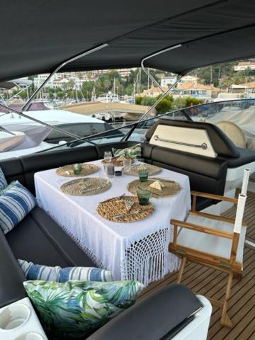 Готель Motoryacht 21 Avec Equipage Барселона Екстер'єр фото