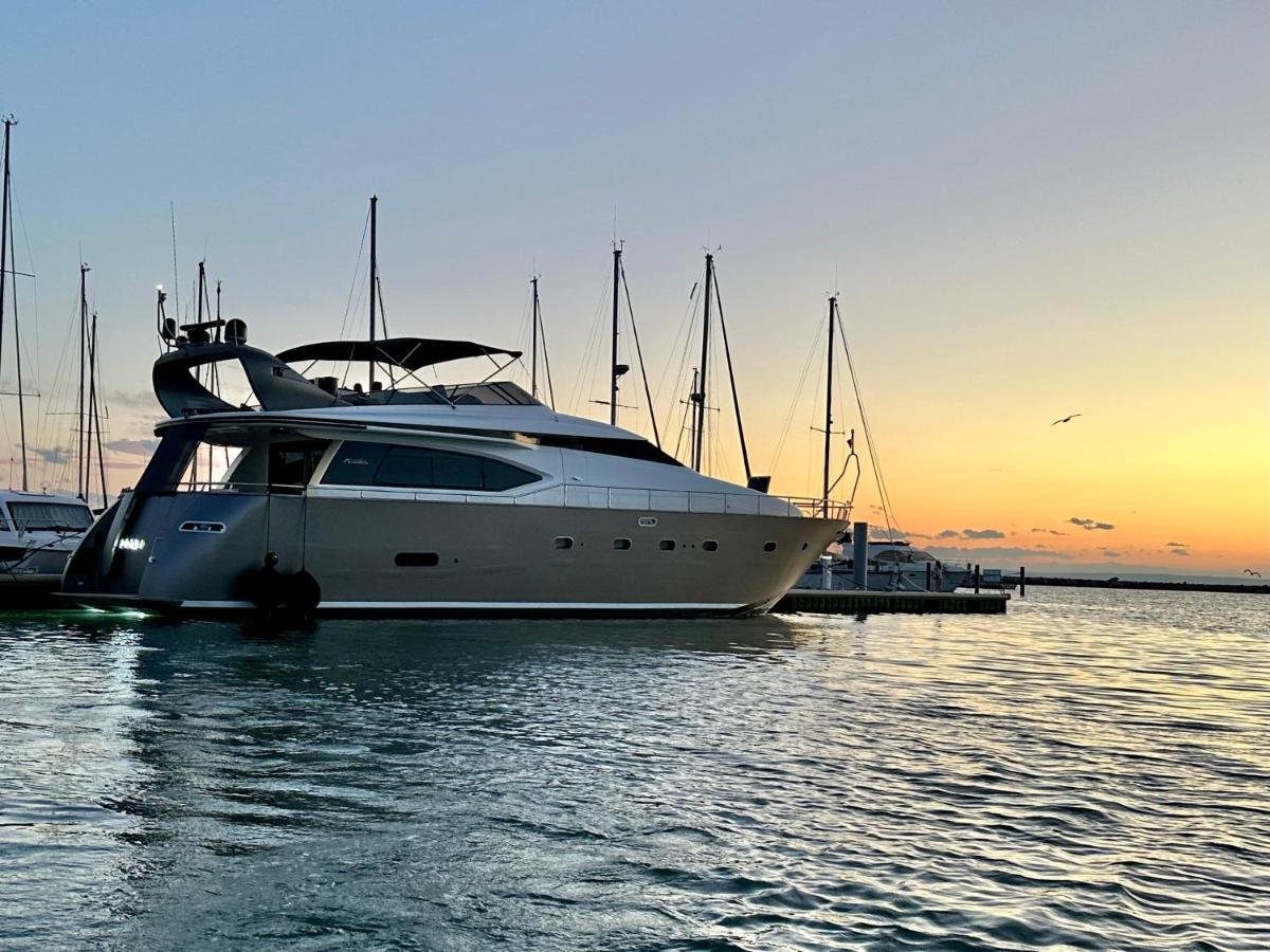 Готель Motoryacht 21 Avec Equipage Барселона Екстер'єр фото