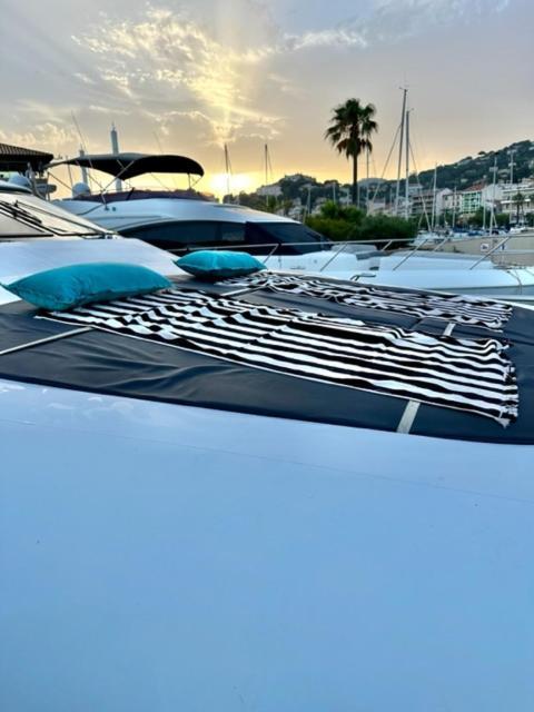 Готель Motoryacht 21 Avec Equipage Барселона Екстер'єр фото