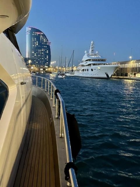 Готель Motoryacht 21 Avec Equipage Барселона Екстер'єр фото