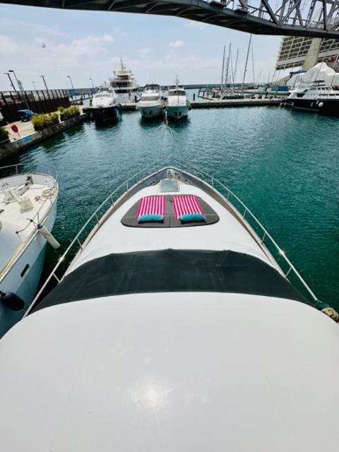 Готель Motoryacht 21 Avec Equipage Барселона Екстер'єр фото