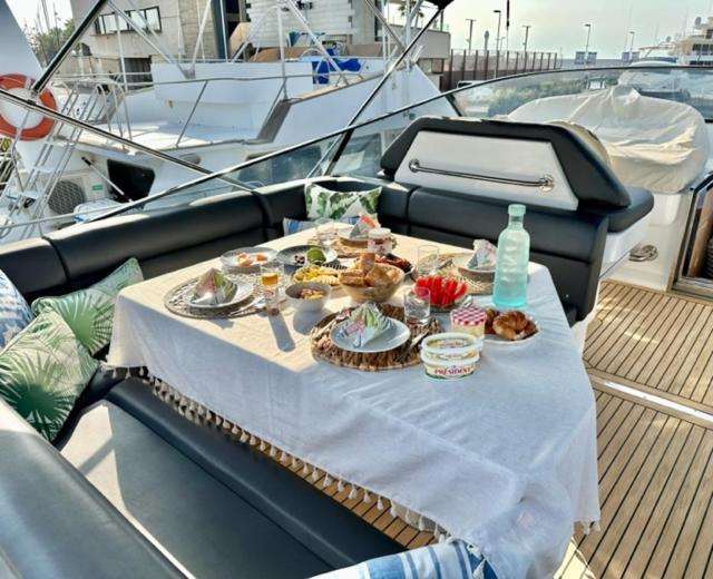 Готель Motoryacht 21 Avec Equipage Барселона Екстер'єр фото