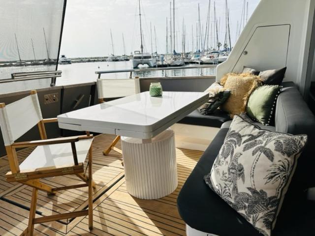Готель Motoryacht 21 Avec Equipage Барселона Екстер'єр фото