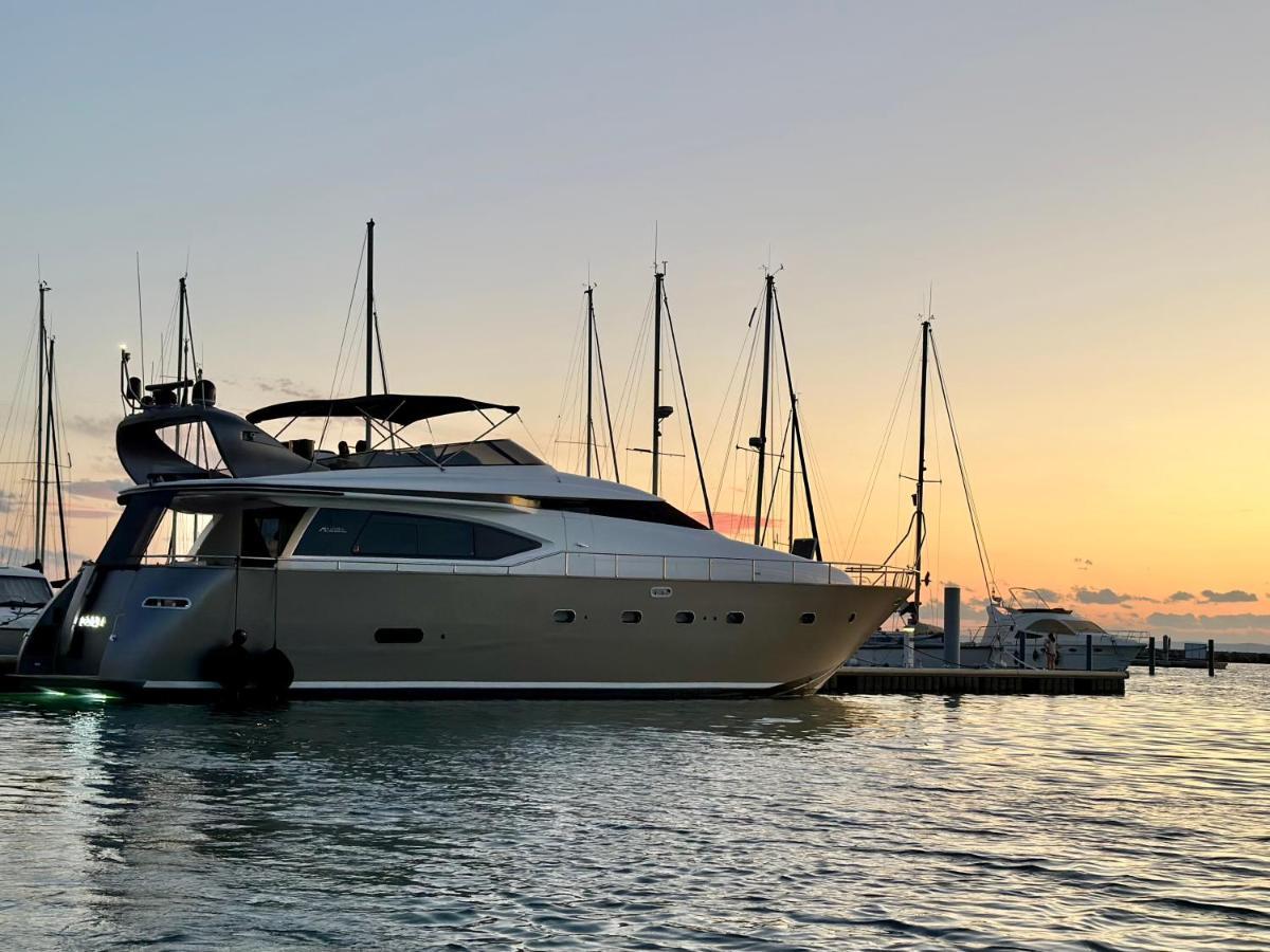 Готель Motoryacht 21 Avec Equipage Барселона Екстер'єр фото