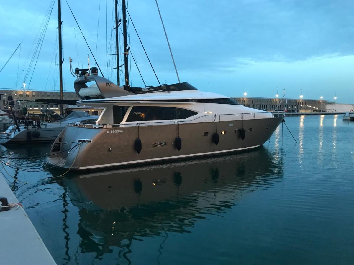 Готель Motoryacht 21 Avec Equipage Барселона Екстер'єр фото