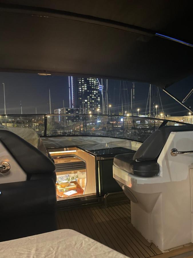 Готель Motoryacht 21 Avec Equipage Барселона Екстер'єр фото